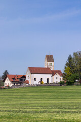 Fototapeta premium Marnbach im Landkreis Weilheim-Schongau mit Kirche