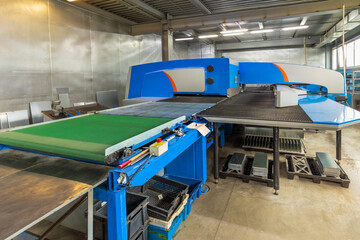 Servo-electric punch press for production tasks with touchscreen interface and new control software in factory setting