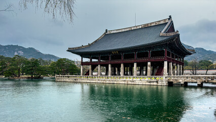 Obraz premium Gyeonghoeru Pavilion at Gyeongbokgung Palace in Seoul, South Korea