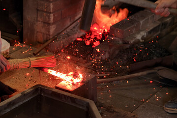 火花が散る日本刀の鍛錬風景