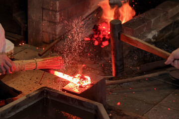 火花が散る日本刀の鍛錬風景