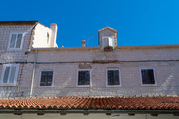 Stare zabytkowe kamienice i uliczki w mieście Trogir w Chorwacji z pięknymi oknami i okiennicami.  © Franciszek