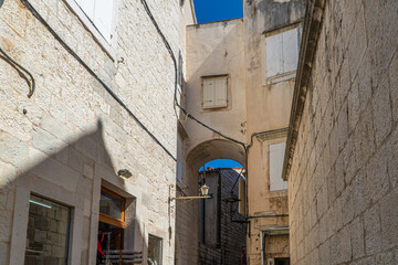 Stare zabytkowe kamienice i uliczki w mieście Trogir w Chorwacji z pięknymi oknami i okiennicami.  © Franciszek