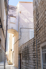 Stare zabytkowe kamienice i uliczki w mieście Trogir w Chorwacji z pięknymi oknami i okiennicami. 