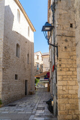 Stare zabytkowe kamienice i uliczki w mieście Trogir w Chorwacji z pięknymi oknami i okiennicami.  © Franciszek