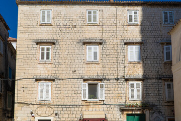 Stare zabytkowe kamienice i uliczki w mieście Trogir w Chorwacji z pięknymi oknami i okiennicami.  © Franciszek
