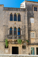 Stare zabytkowe kamienice i uliczki w mieście Trogir w Chorwacji z pięknymi oknami i okiennicami.  © Franciszek