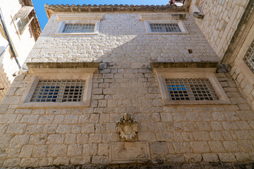 Stare zabytkowe kamienice i uliczki w mieście Trogir w Chorwacji z pięknymi oknami i okiennicami.  © Franciszek