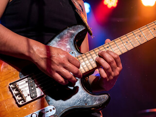 Guitarrista tocando la guitarra el&eacute;ctrica en el escenario
