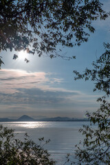 早朝の琵琶湖　草木と湖、朝の光がつくりだす風景　滋賀県大津市