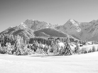 Obraz premium Spectacular winter scenery in the Bavarian Alps with snow-covered peaks and pristine alpine wilderness.