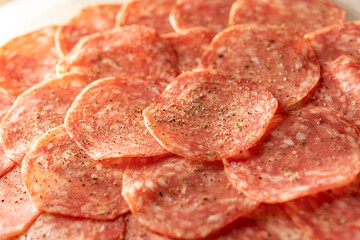 サラミを薄く切り丸皿に盛り付け