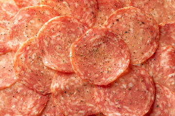 サラミを薄く切り丸皿に盛り付け