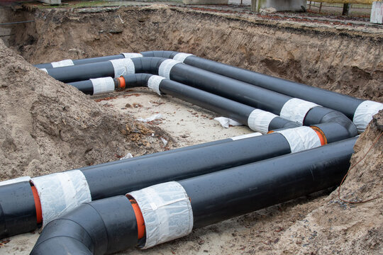 Insulated district heating pipes installation in deep urban trench