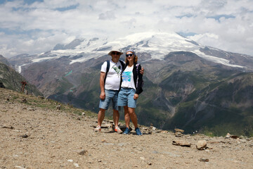 Fototapeta premium Man and woman enjoying mountain view on sunny day