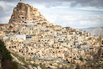 Obraz premium uchisar castle, cappadocia, fairy chimneys, caves, chimneys, sandstone, turkiye, turkey