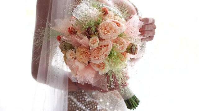 Sposa con bouquet