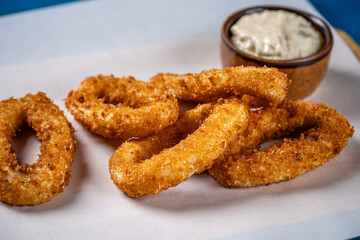 Naklejka premium Deep fried squid rings in crispy breading