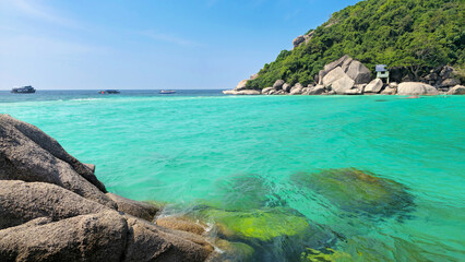 Fototapeta premium Koh Nang Yuan Island with clear turquoise water and excursion boats, Surat Thani, Thailand, Southeast Asia.