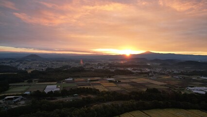 田園を照らす朝日