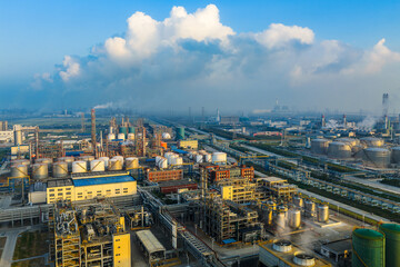 Obraz premium Aerial shot of a large chemical plant and oil refinery with pipeline equipment in industrial area