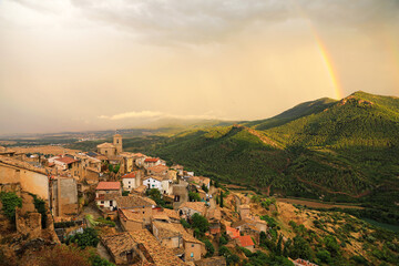 Obraz premium pueblo medieval al atardecer con tormenta y arco iris vista aérea navarra gallipienzo pamplona 4M0A9314-as25