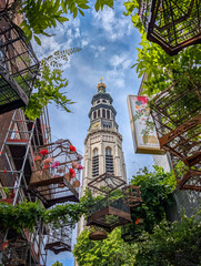 Der Kirchturm Abbey Tower De Lange Jan, auch Tall John Abbey Tower, von Middelburg in Kamperland Zeeland, Holland / Niederlande, fotografiert aus einer grünen Gasse © Lars
