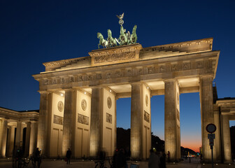 Obraz premium Brandenburg Gate at Night with Illuminated Columns 