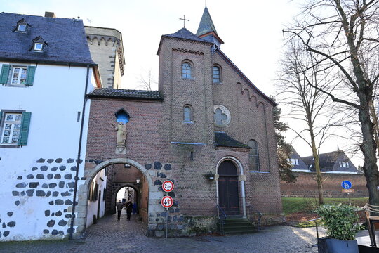 Blick in die Altstadt von Zons am Rhein