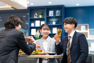 飲食店で飲み会をする若い男女