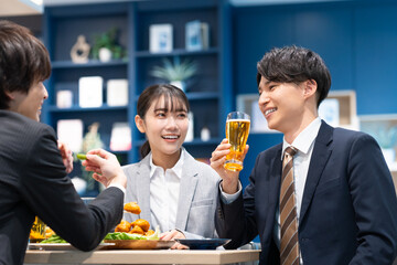 飲食店で飲み会をする若い男女