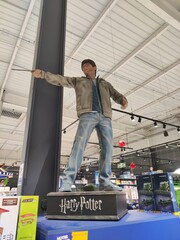 Obraz premium Saintes, France - December 17, 2025: Joue Club. Harry Potter figurine displayed in a retail store, showcasing detailed craftsmanship and vibrant colors, capturing the essence of the beloved character
