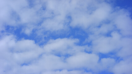 Obraz premium Serene blue sky background with soft white cloud formation on clear day. peaceful and tranquil atmosphere offers sense of calm and hope for beautiful weather forecast