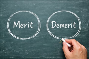 黒板にメリットとデメリットを書き分け選択肢を比較し判断材料を整理する思考イメージ