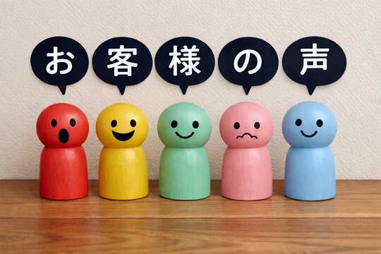 お客様の声を表情豊かな人形と吹き出しで可視化した満足度と評価のイメージ