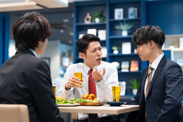 部下を飲み会をするビジネスマン