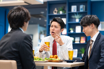 部下を飲み会をするビジネスマン