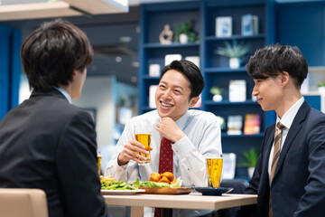 部下の新入社員を飲み会をするミドルのビジネスマン