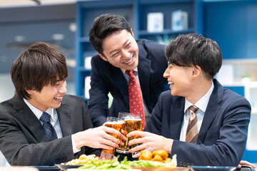 部下の新入社員を飲み会をするミドルのビジネスマン
