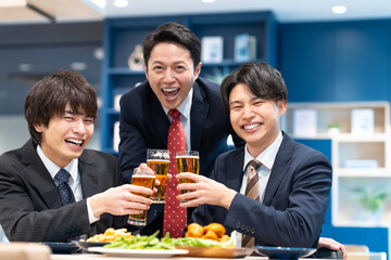 部下の新入社員を飲み会をするミドルのビジネスマン