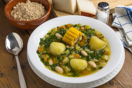 Plato de potaje de berros con queso de cabra y gofio, t&iacute;pico de las islas Canarias