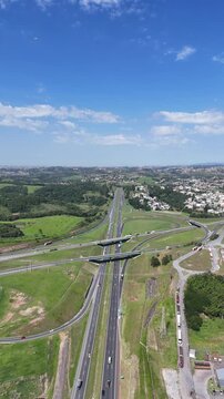 Pistas paralelas e viadutos da rodovia Ayrton Senna compondo um importante corredor de transporte e circula&ccedil;&atilde;o regional.