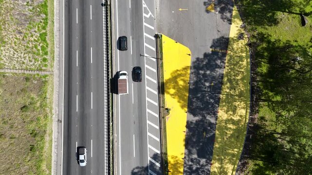 Via expressa com tr&aacute;fego moderado destaca planejamento vi&aacute;rio, circula&ccedil;&atilde;o cont&iacute;nua e mobilidade regional.