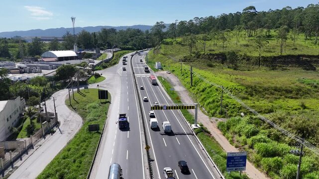 Entrada urbana de Mogi das Cruzes conectada &agrave; rodovia Mogi&ndash;Bertioga, com vias de acesso, tr&aacute;fego de ve&iacute;culos e &aacute;reas verdes ao redor.