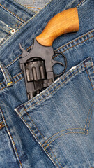 revolver dans la poche d'un jean, PNG format 9:16