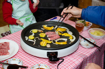 ホットプレートで食事中の家族