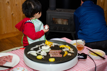 ホットプレートで食事中の家族