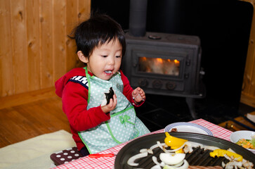 ホットプレートで食事中の子供