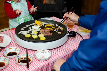 ホットプレートで食事中の家族
