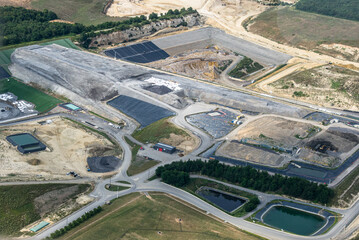 vue a&eacute;rienne d'une carri&egrave;re &agrave; Guitrancourt en Seine maritime en France